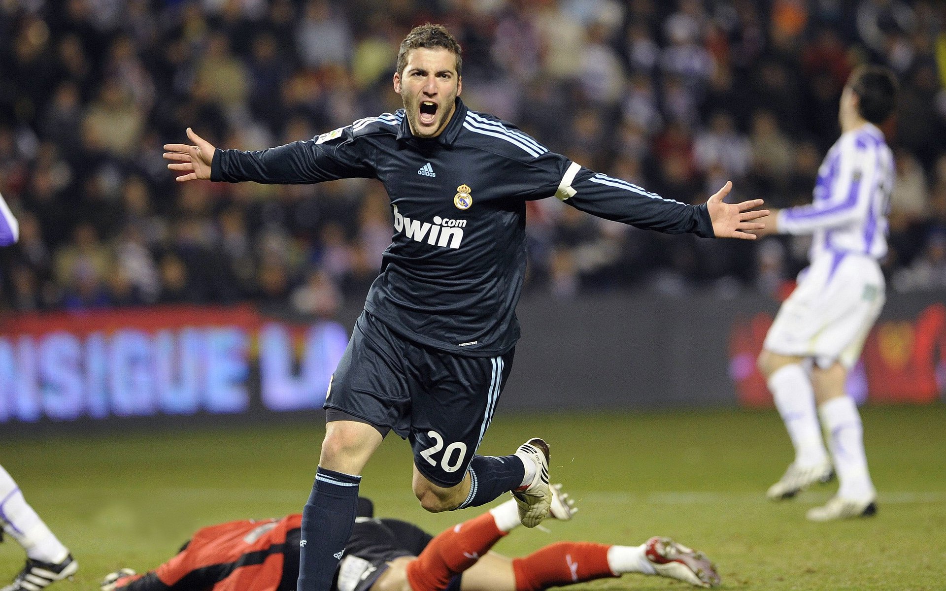 利雅得胜利冲击沙特联赛榜首，C罗是关键，沙特俱乐部利雅得胜利